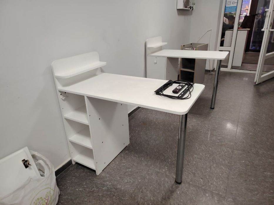 Продам маникюрные столы и стулья.