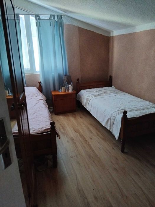 Къща с басейн и двор до Слънчев бряг