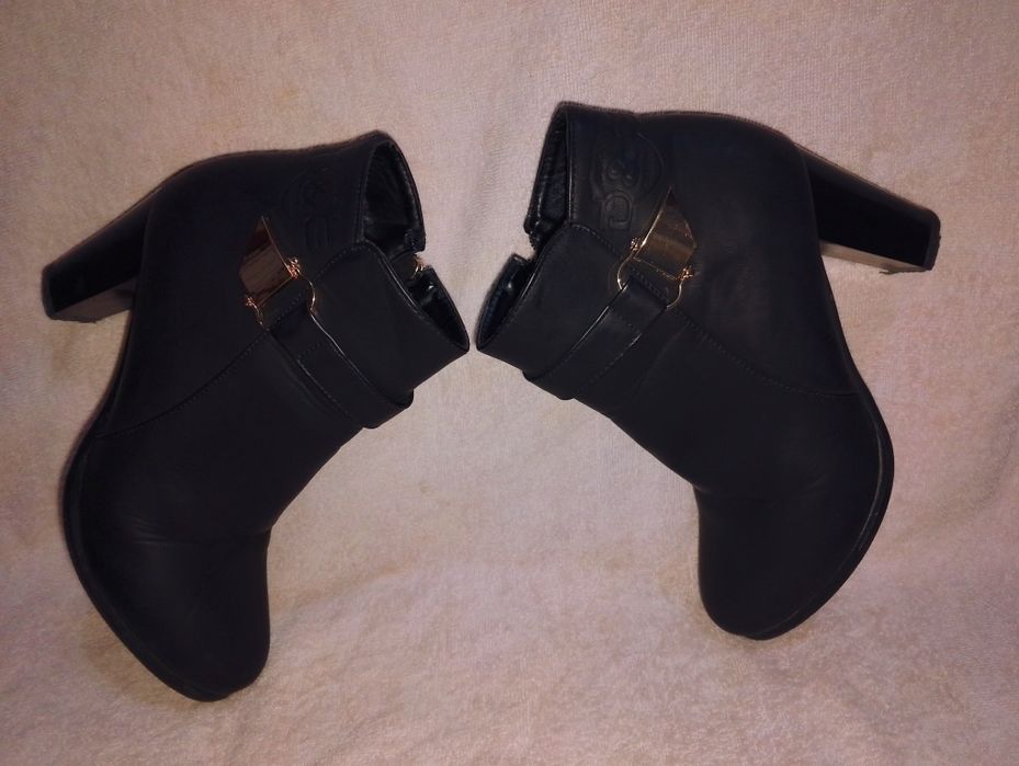 Аёллар этиги сотилади.