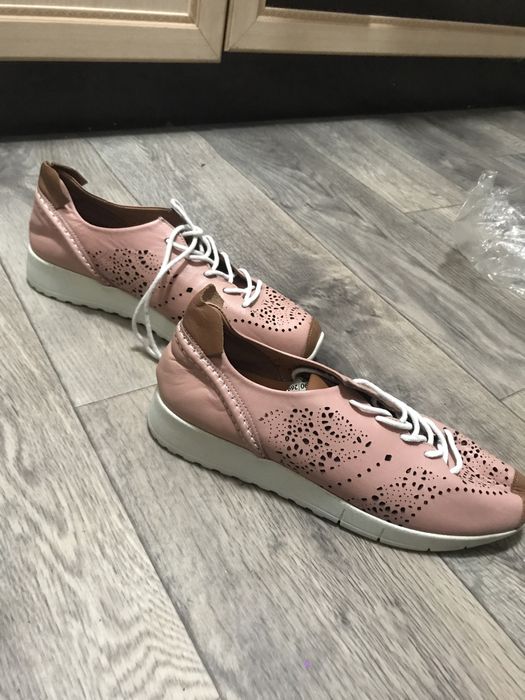 Продам новую обувь