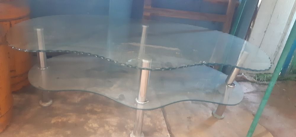 Стеклянная подставка под телевизор