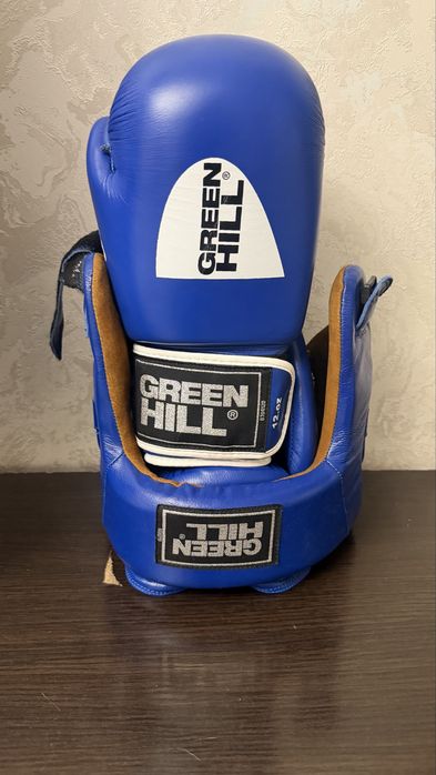 Боксерские перчатки и шлем Green Hill новые