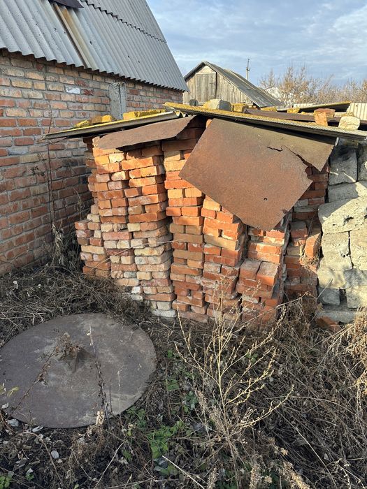 Продам кирпич  б/у .