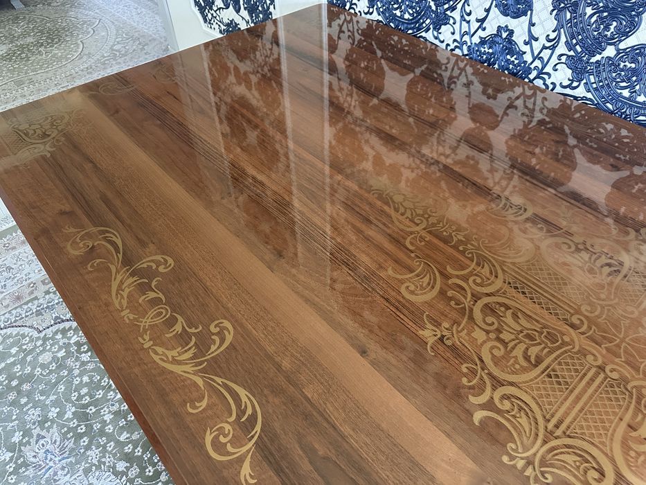 Стол в гостиную