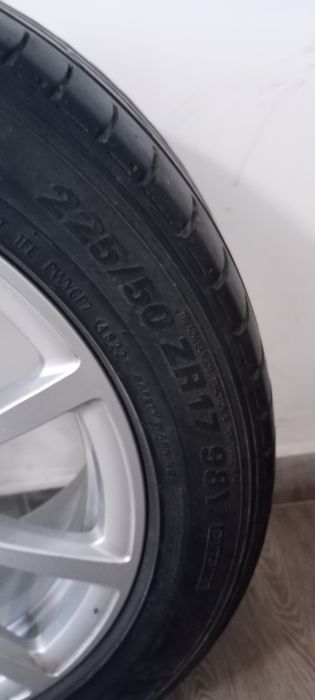 Продавам четири еднакви гуми втора употреба.Цена  80 евро.