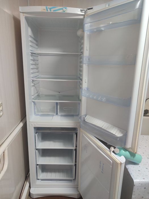 Холодильник Indesit отличное состояние