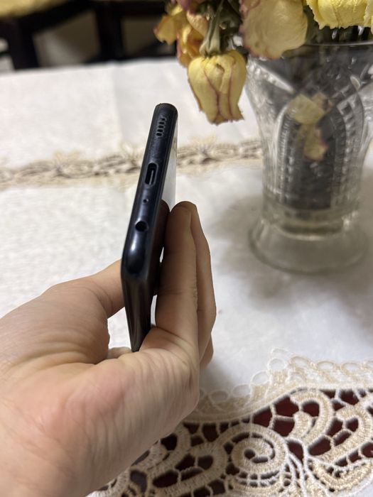 samsung A12 ишлтишга болади холати яхши факат экрани сал етган