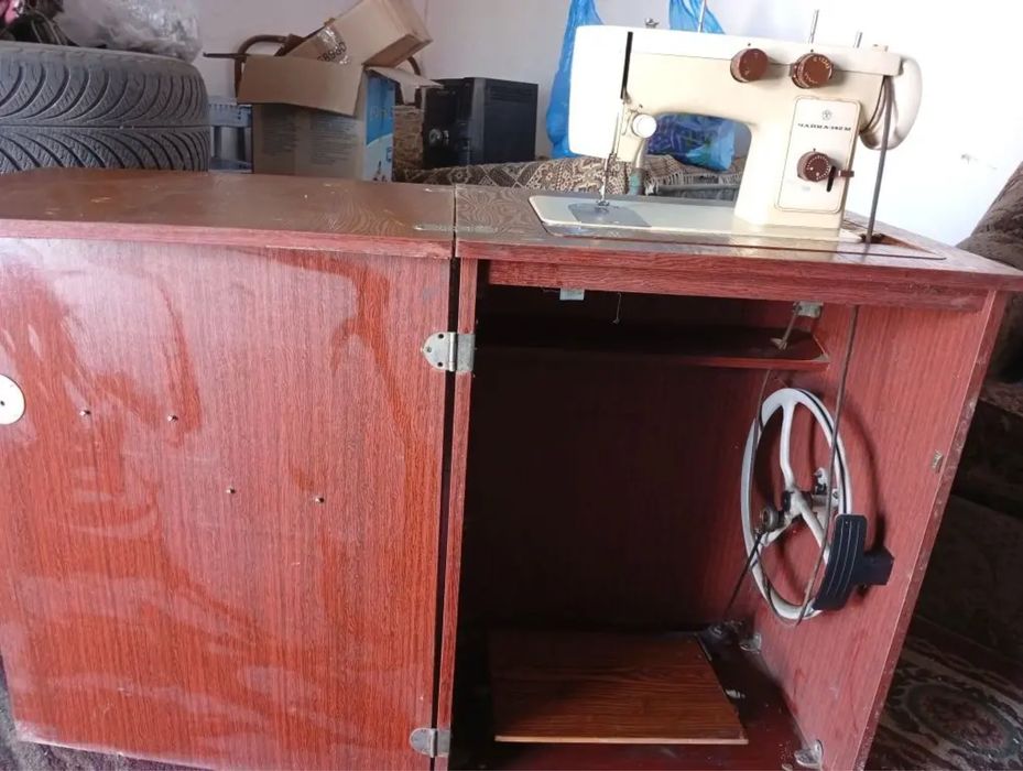 Продам швейную машинку