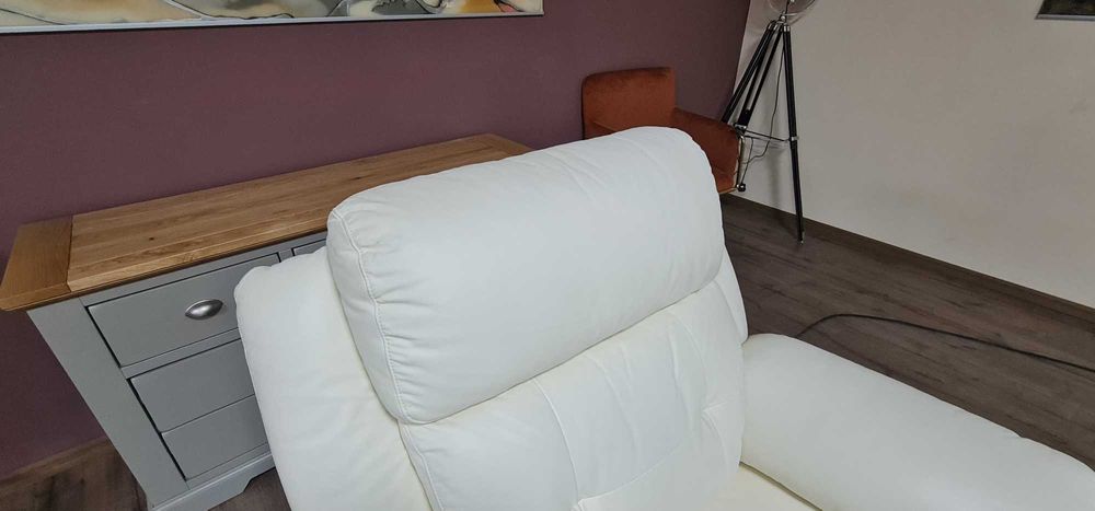 Бял кожен фотьойл La-z-boy с електрически релаксиращ механизъм