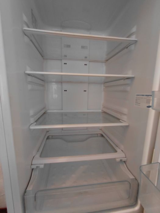 Продам холодильник требует ремонта