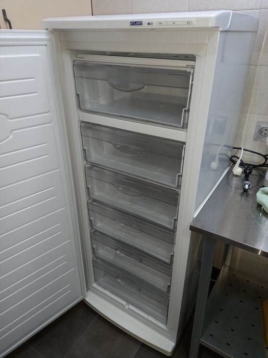 Морозилка Атлант новая.