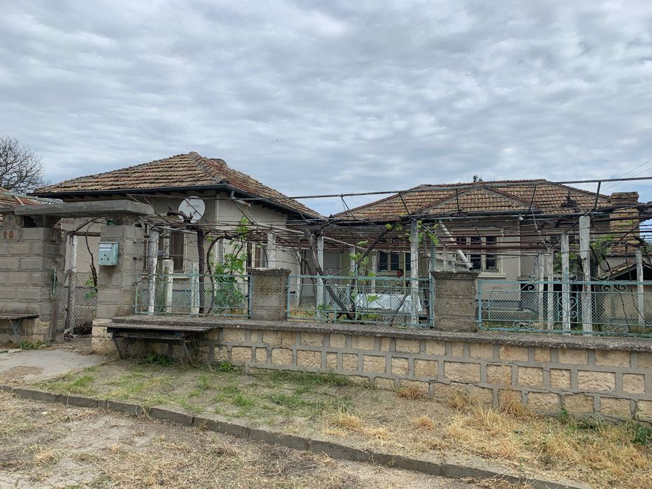 Къща с двор  с. Брестак, обявата е от собственик