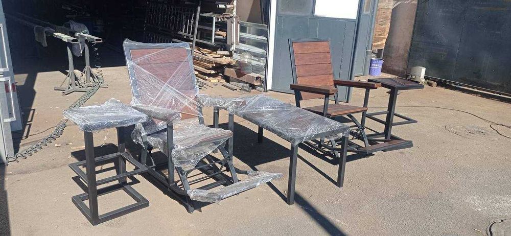 Металическа маса от метал и бук