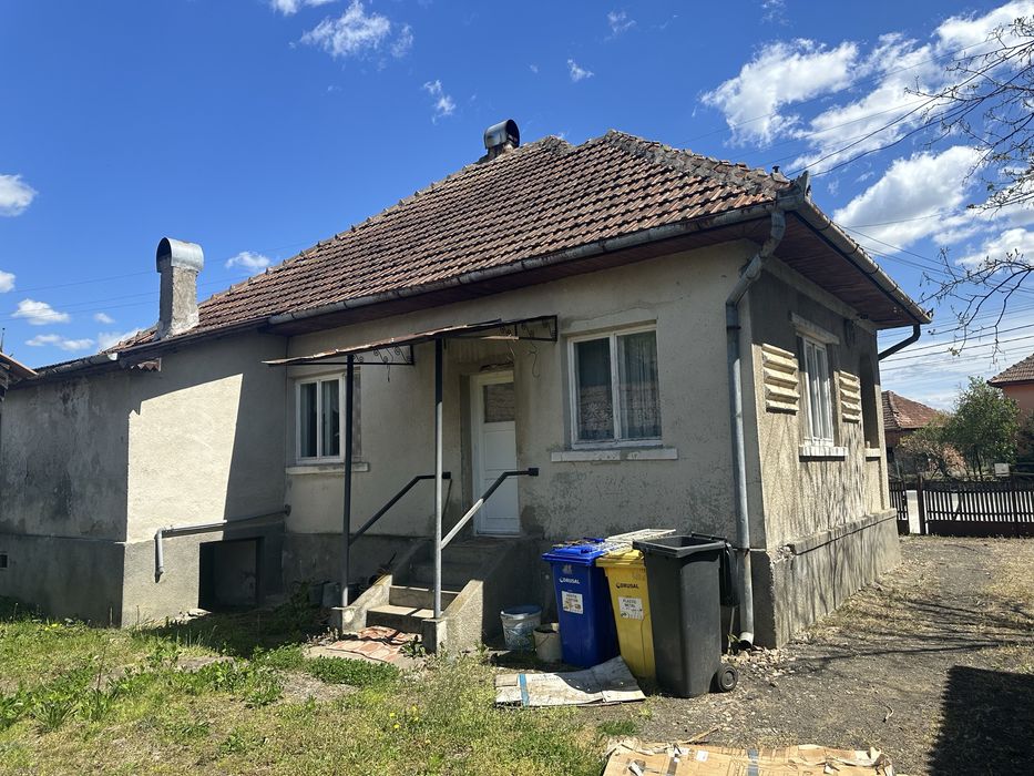 Casă în Bușag – zonă centrală, lângă stația de autobuz de la școală