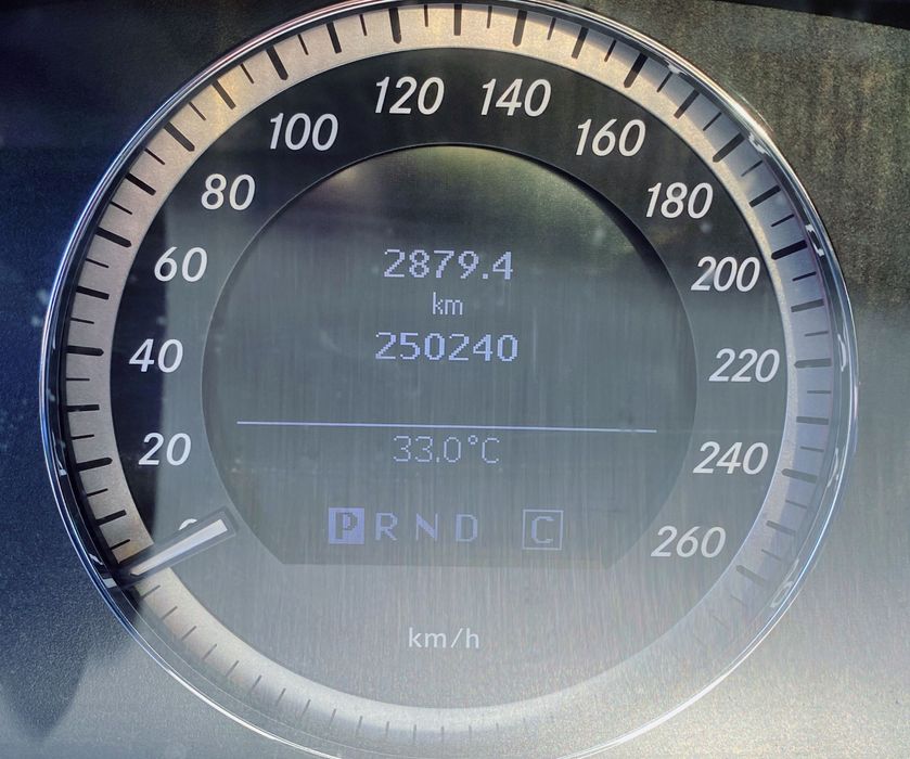 Mașina mercedes Benz