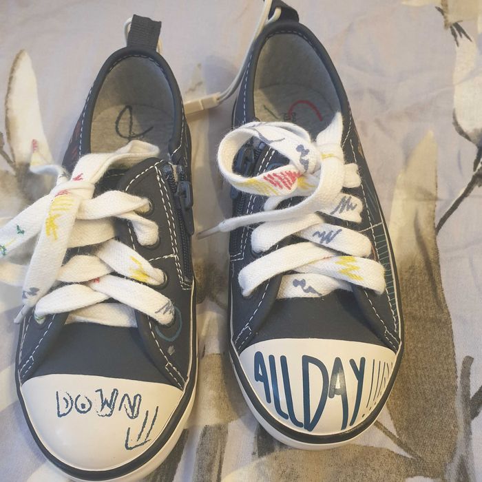 Детски обувки и буйки различни размери