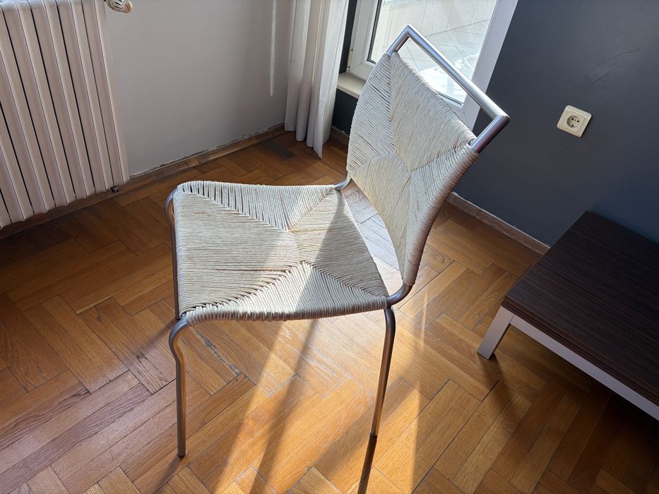 метален стол със плетена облегалка и седалка с естествен материал ,сив