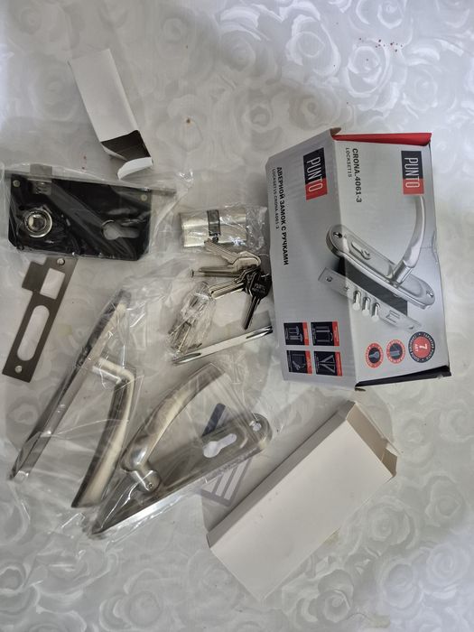 Продам дверной замок с ручками