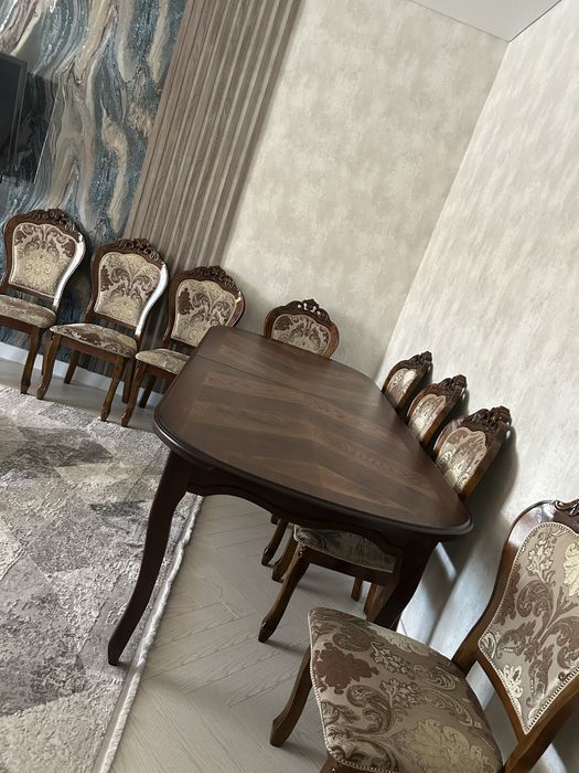 Стол со стульями для гостиной