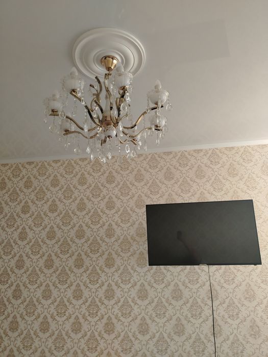 Продам современную люстру на 8 ламп.