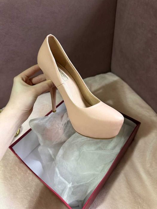 Продаются туфли на высоком каблуке.