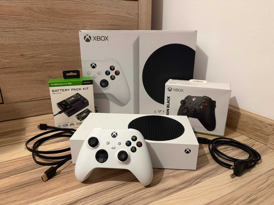 Xbox Series S 512 GB + 2 оригинальных геймпада + зарядная станция