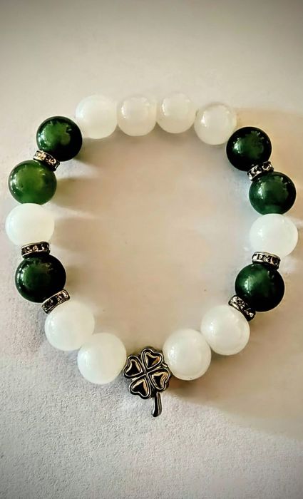 Гривни от естествени камъни и кристали