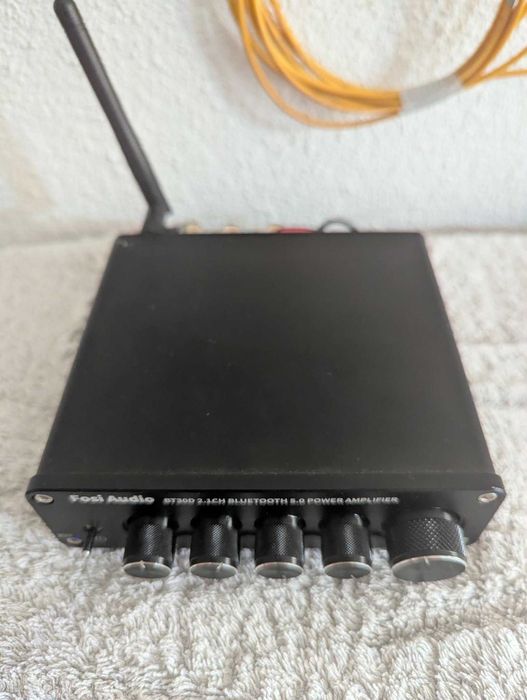 Boxe cu 3 căi, cu 3 difuzoare, pentru o claritate îmbunătăţită .