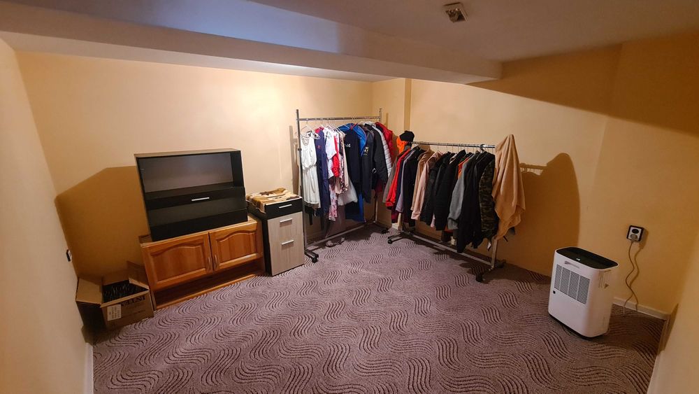 1741-Продават се две къщи с два гаража в един двор в кв. "Бели Лом"