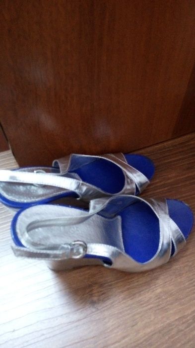 Симпатичные босоножки 35 размера