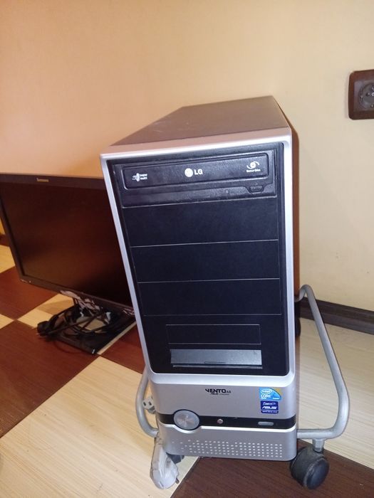 Компютър с монитор