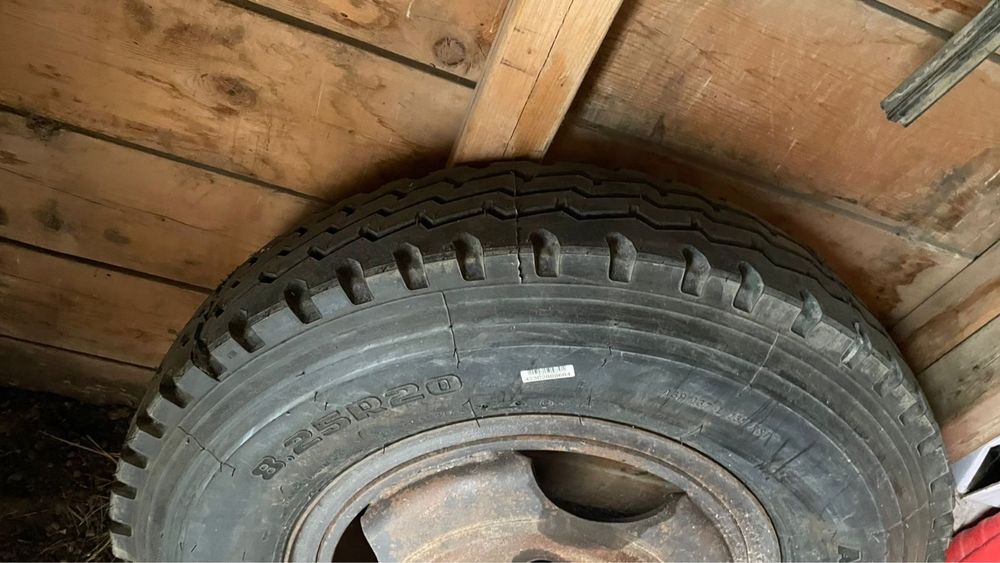 Покрышка 8.25R20