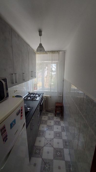 Inchiriez camera intr-un apartament de 3 camere pt. elevi de liceu