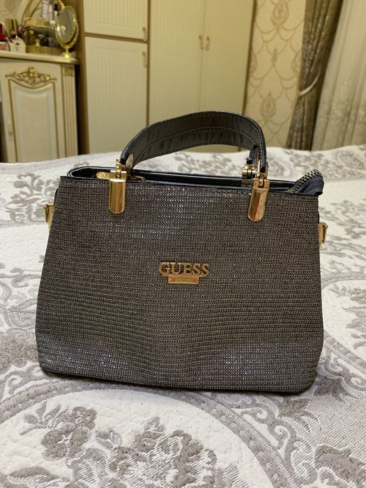 GUESS ayollar sumkasi