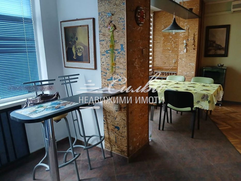 Дава се под наем Тристаен апартамент в Шумен, Център - 93 кв.м за 408 € - Снимка #4