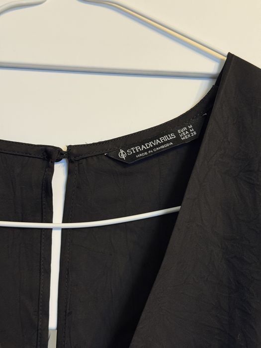 Нов черен гащеризон от Stradivarius