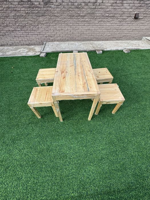 Продается стол и четыре  табуретки