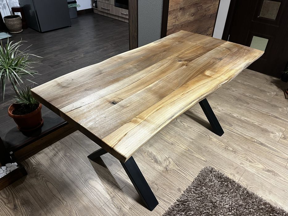 Трапезна маса от орех