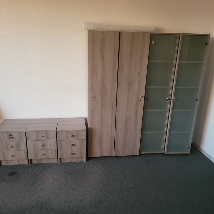 Офис оборудване бюра шкафове и др.