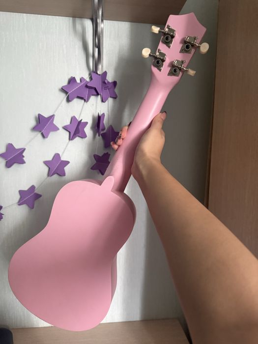 Укулеле розового цвета