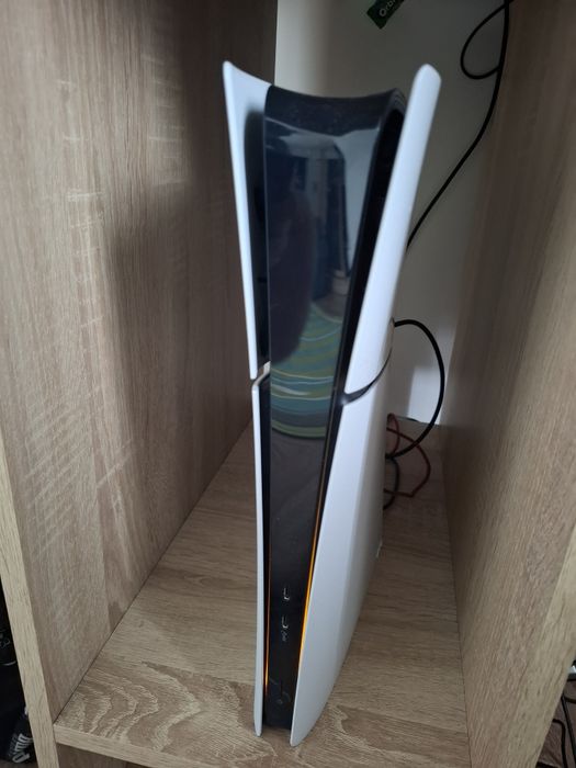 Vand ps5 slim digital 825gb cu 2 manete,spider man 2 și volan de gaming aceept si schimburi cu kukirin g2 sau alte modele cu kilometrii pana in 700