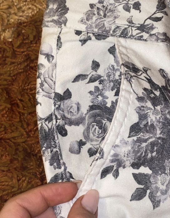 Pantaloni albi cu flori