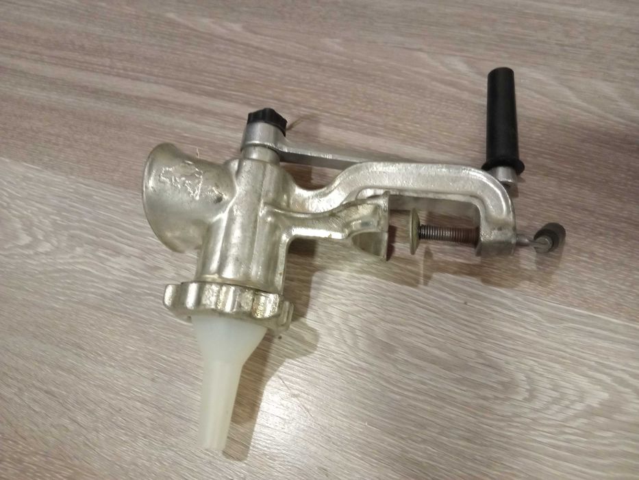 Руска машинка за мелене месо