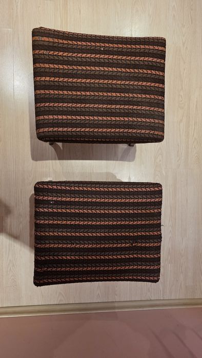 Стари столове и табуретки