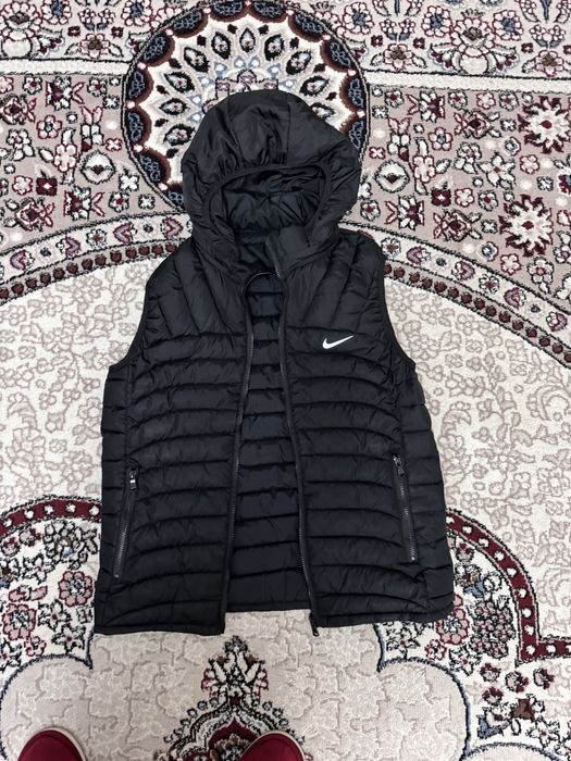 Продаётся безрукавка Nike