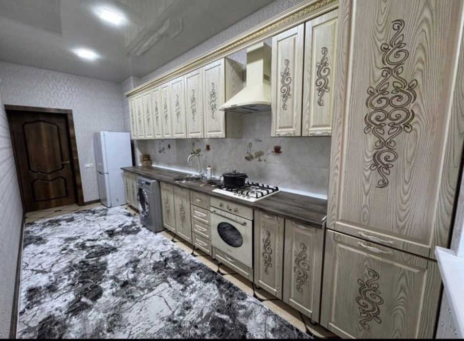 Элитний лифтли домнинг 4-этажида жойлашган 3 хонали квартира ижарага б