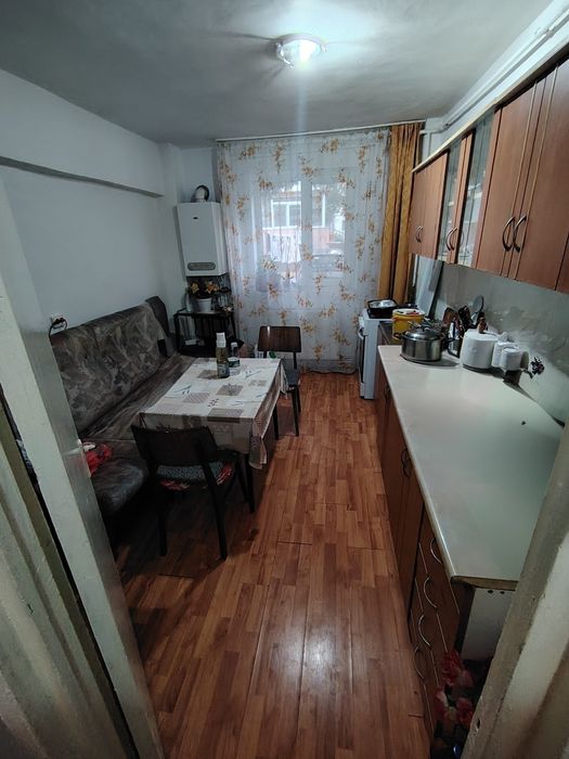 Se oferă spre vânzare un apartament cu 4camere spațios 104metri pătrați în Drăgășani
