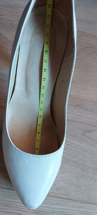 Бели обувки от естествена кожа