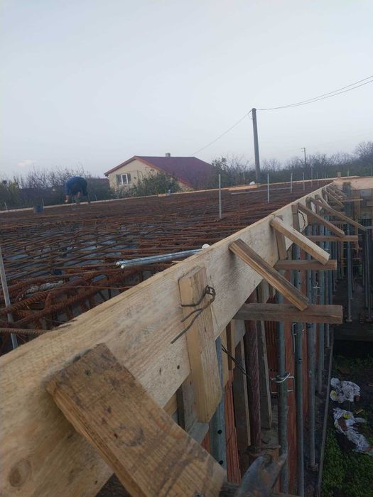 Echipă cu experiență în construcții civile și industriale.