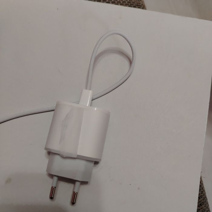 Iphone 16 e white нов със зарядно
